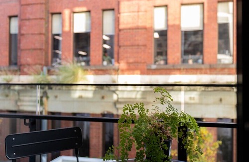 Collingwood Apartment | Stylish Collingwood Apartment with Balcony