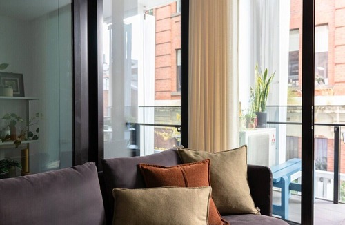 Collingwood Apartment | Stylish Collingwood Apartment with Balcony