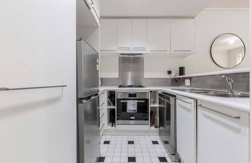 East Melbourne Apartment | Stylish East Melbourne Retreat | Walk to CBD, MCG & Hospitals