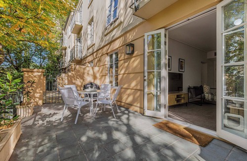 East Melbourne Apartment | Stylish East Melbourne Retreat | Walk to CBD, MCG & Hospitals