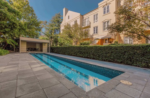 East Melbourne Apartment | Stylish East Melbourne Retreat | Walk to CBD, MCG & Hospitals
