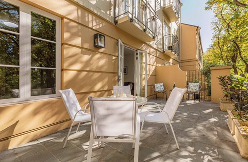 East Melbourne Apartment | Stylish East Melbourne Retreat | Walk to CBD, MCG & Hospitals