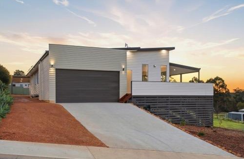 Nannup House | Stylish Escape with Panoramic Hill Views I Sleeps 12