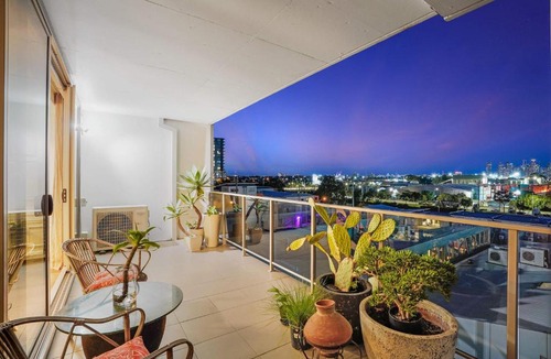 Footscray Apartment | Stylish Executive Apt Stunning views-city skyline