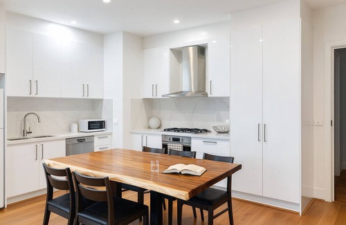 Fitzroy North House | Stylish Fitzroy North 3BR Home + Free Parking, 3.5km to CBD