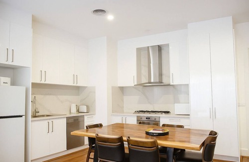 Fitzroy North House | Stylish Fitzroy North 3BR Home + Free Parking, 3.5km to CBD
