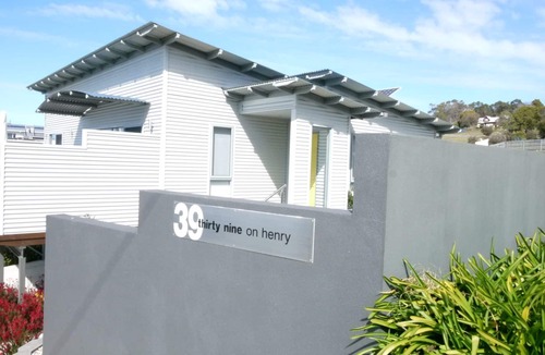 Bridport Villa | Stylish Holiday Unit - Modern Living