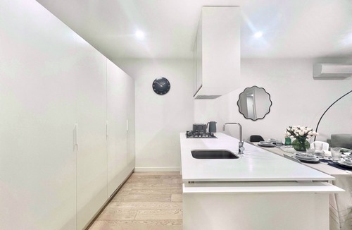 Brighton Apartment | Stylish Home Near Brighton Beach | Private Yard & Parking