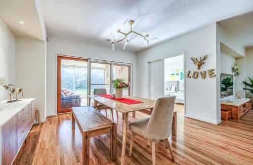 Point Cook House | Stylish Luxe House For Big Group Near Shopping Center