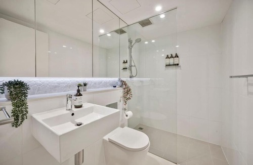 Bondi Beach Apartment | Stylish & Modern Beach Pad - Balcony AC BBQ Lift