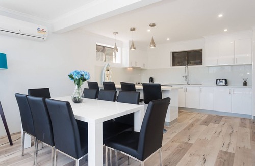 Salamander Bay Apartment | Stylish Modern duplex close to beach and shops
