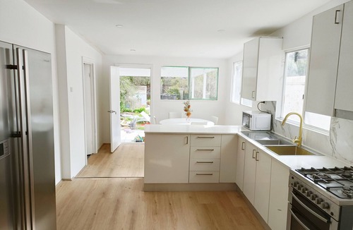 Marrickville House | Stylish Queen Room 1 Min Walk to Station + 60' TV