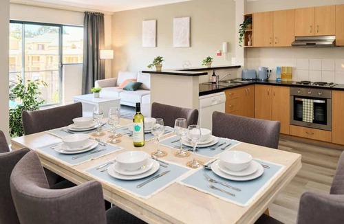 East Perth Apartment | Stylish Retreat | Central | Pool | 65'" TV