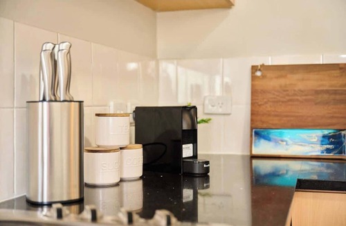 East Perth Apartment | Stylish Retreat | Central | Pool | 65'" TV