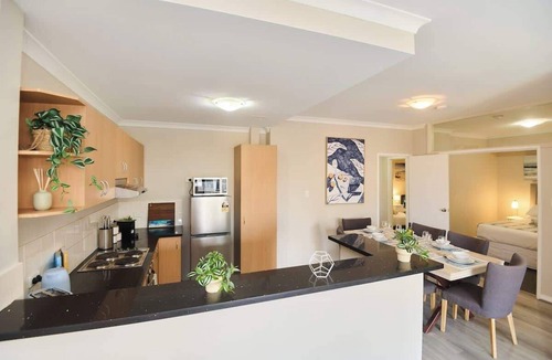 East Perth Apartment | Stylish Retreat | Central | Pool | 65'" TV