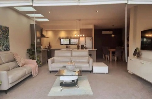 Geelong House | Stylish Retreat Steps from Geelong Waterfront