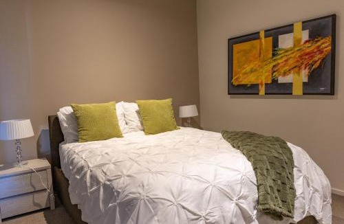 Geelong House | Stylish Retreat Steps from Geelong Waterfront, with Parking, Wi-Fi, AC
