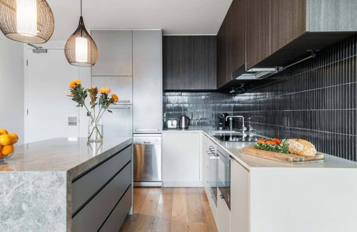 Saint Kilda South Apartment | Stylish Retreat with St.Kilda Action at Your Door