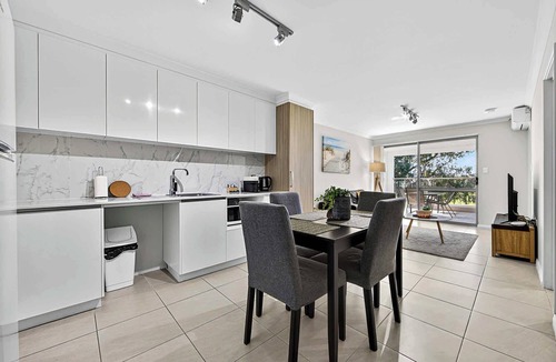 Rockingham Apartment | Stylish Rockingham Getaway 2BR Coastal Apartment