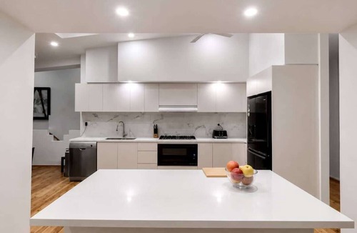Saratoga House | Stylish Saratoga House with Garden & BBQ