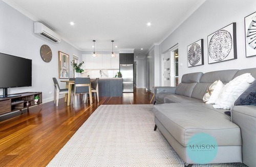Newcastle Apartment | Stylish Sophistication with Leafy Newcastle Views!