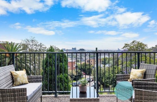 Newcastle Apartment | Stylish Sophistication with Leafy Newcastle Views!