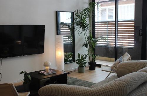 North Melbourne Apartment | Stylish & Spacious 2BR Apt, Queen Vic Market & CBD