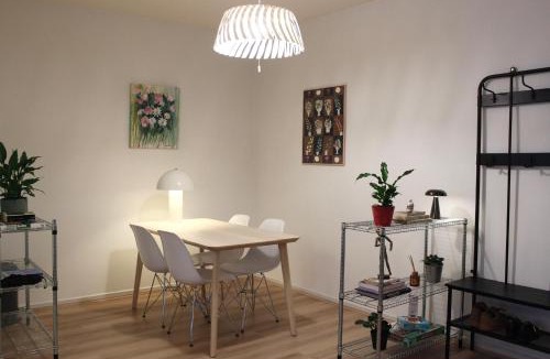 North Melbourne Apartment | Stylish & Spacious 2BR Apt, Queen Vic Market & CBD