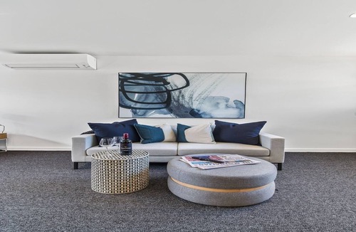 St Kilda West Apartment | Stylish Studio with Great Amenities near Beachside