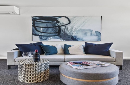 St Kilda West Apartment | Stylish Studio with Great Amenities near Beachside