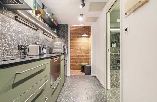 Carlton South Apartment | Stylish studio apartment opposite Carlton Gardens
