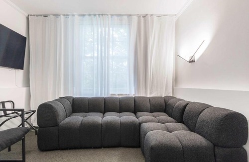 Carlton South Apartment | Stylish studio apartment opposite Carlton Gardens