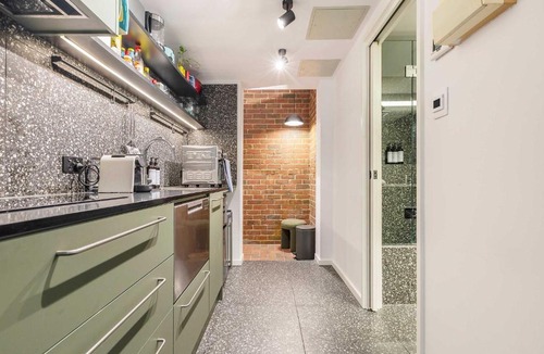 Carlton South Apartment | Stylish studio apartment opposite Carlton Gardens