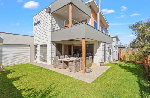 Cowes House | Stylish Townhouse Opposite Golfcourse