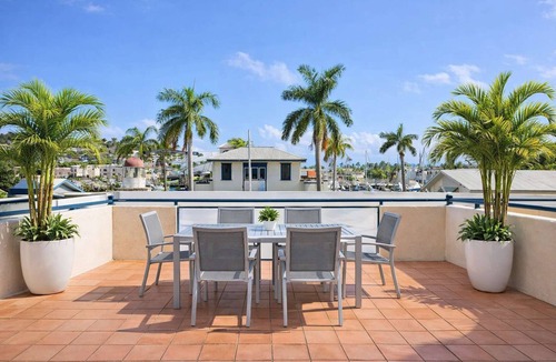 South Townsville Apartment | Stylish Townsville Stay Near CBD with Marina views & Private Balcony