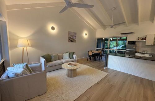 Port Douglas Apartment | Stylish Tropical Villa with Lagoon Pool