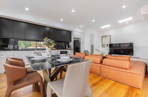 Williamstown House | Stylish Williamstown 3BR | Beach, CBD & Museum