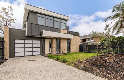 Williamstown House | Stylish Williamstown 3BR | Beach, CBD & Museum