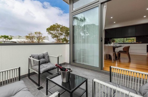 Williamstown House | Stylish Williamstown 3BR | Beach, CBD & Museum