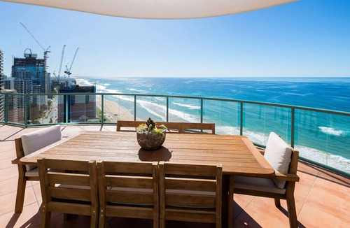 Main Beach Apartment | Sub Penthouse 3 Bedroom Ocean view