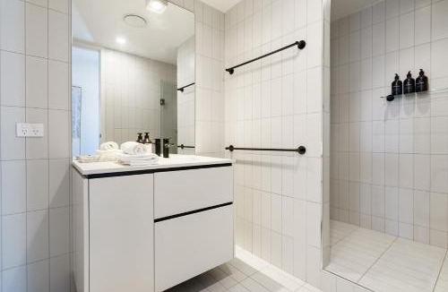 Kingston Apartment | Sub-Penthouse with Lake Views, Kingston Foreshore - Hosted by Canstay