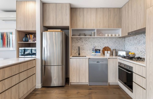Caulfield North Apartment | Sun-Filled 2-Bed, 2-Bath Home, Caulfield Park — Sleeps 4, Balcony, Parking