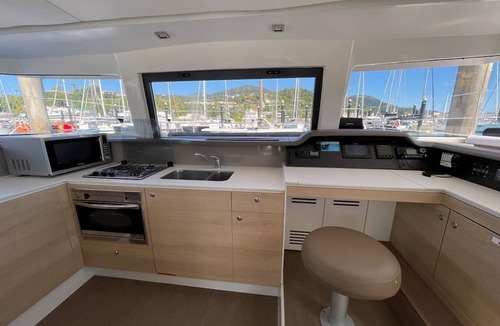 Airlie Beach Boat Rental | Sun-Kissed Sailing Adventure in Gran Barrera de Coral from Playa Airlie, Queensland