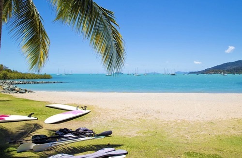 Airlie Beach Boat Rental | Sun-Kissed Sailing Adventure in Gran Barrera de Coral from Playa Airlie, Queensland