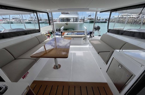 Airlie Beach Boat Rental | Sun-Kissed Sailing Adventure in Gran Barrera de Coral from Playa Airlie, Queensland