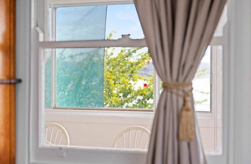 Toukley House | Sunbeam Cottage on the Lake