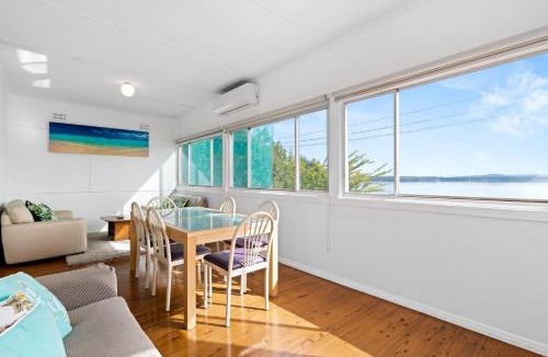 Toukley House | Sunbeam Cottage on the Lake