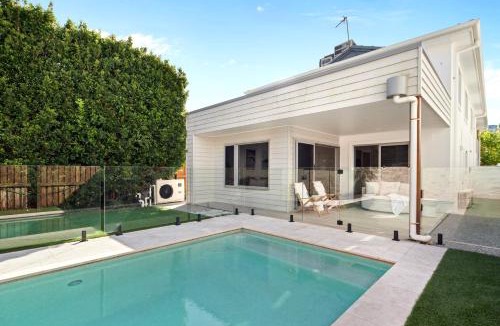 Mermaid Beach House | Sunbrite Breeze - Poolside Relaxation by the Sea