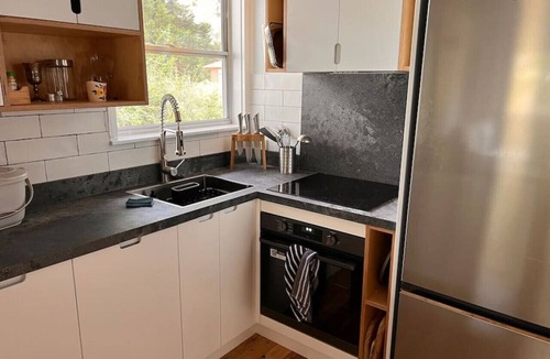 Wentworth Falls Cabin | Sunflower - Cozy Cabin, Lake, Pet & Family Friendly