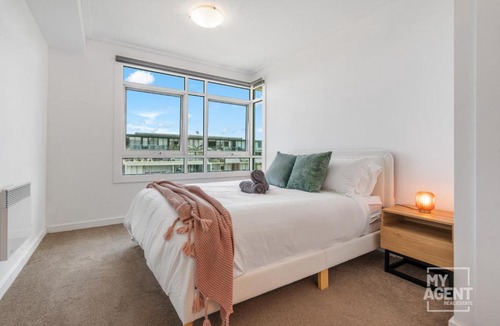 Port Melbourne Apartment | Sunlit 1BR Off Bay St Strip, Port Melbourne